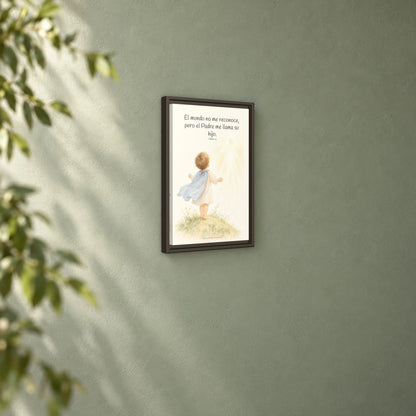 El Padre me conoce y aún así me llama suyo | Decoración de fe para pared | 1 Juan 3:1 — 12×18 pulgadas, marco espresso, vista angular ambiental del marco flotante, escala física calibrada