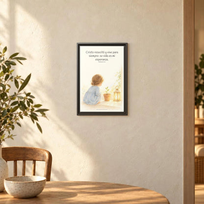 Cristo vive para siempre y nunca más muere — Lienzo Cristiano Enmarcado | Romanos 6:9 — 12×18 pulgadas, marco espresso, vista frontal ambiental, escala física calibrada