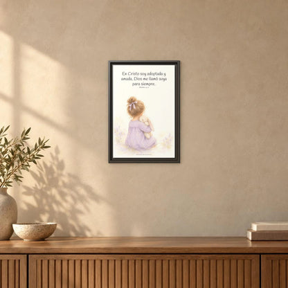 Soy hija amada de Dios en Cristo — Lienzo Cristiano Enmarcado | Efesios 1:4-5 — 12×18 pulgadas, marco espresso, vista frontal ambiental, escala física calibrada