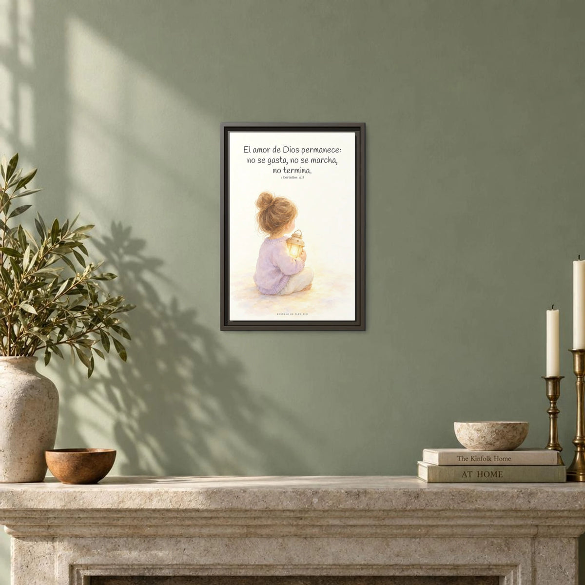 El amor de Dios permanece para siempre — Lienzo Cristiano Enmarcado | 1 Corintios 13:8 — 12×18 pulgadas, marco espresso, vista frontal ambiental, escala física calibrada