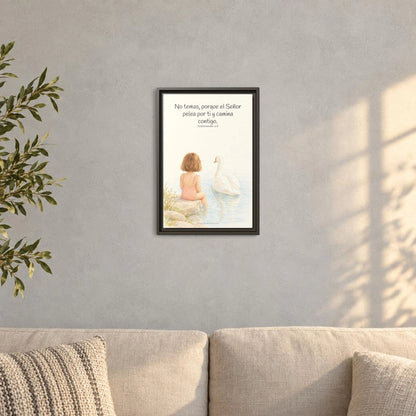 El Señor no tiene miedo de lo que viene | Lienzo bíblico para el hogar | Deuteronomio 31:8 — 12×18 pulgadas, marco espresso, vista frontal ambiental, escala física calibrada