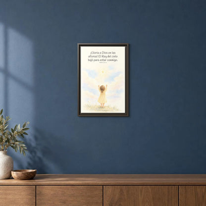 Gloria a Dios en las alturas — Lienzo Cristiano Enmarcado | Lucas 2:13-14 — 12×18 pulgadas, marco espresso, vista frontal ambiental, escala física calibrada