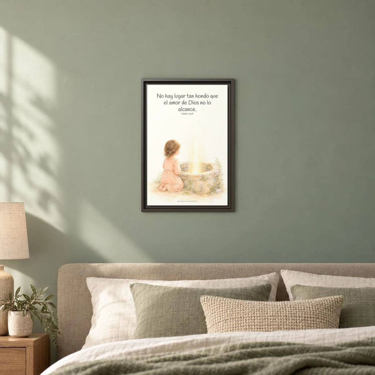 Su amor me alcanza donde yo no puedo | Cuadro de inspiración bíblica | Salmo 139:8 — 12×18 pulgadas, marco espresso, vista frontal ambiental, escala física calibrada