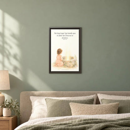 Su amor me alcanza donde yo no puedo | Cuadro de inspiración bíblica | Salmo 139:8 — 12×18 pulgadas, marco espresso, vista frontal ambiental, escala física calibrada