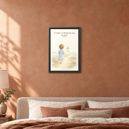 El Señor va delante de mí — Lienzo Cristiano Enmarcado | Salmo 27:1 — 12×18 pulgadas, marco espresso, vista frontal ambiental, escala física calibrada