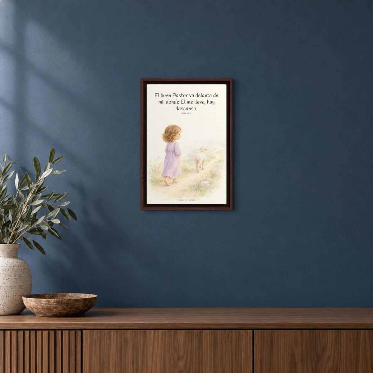 El buen Pastor va delante de mí | Decoración de fe para pared | Juan 10:27 — 12×18 pulgadas, marco espresso, vista frontal ambiental, escala física calibrada