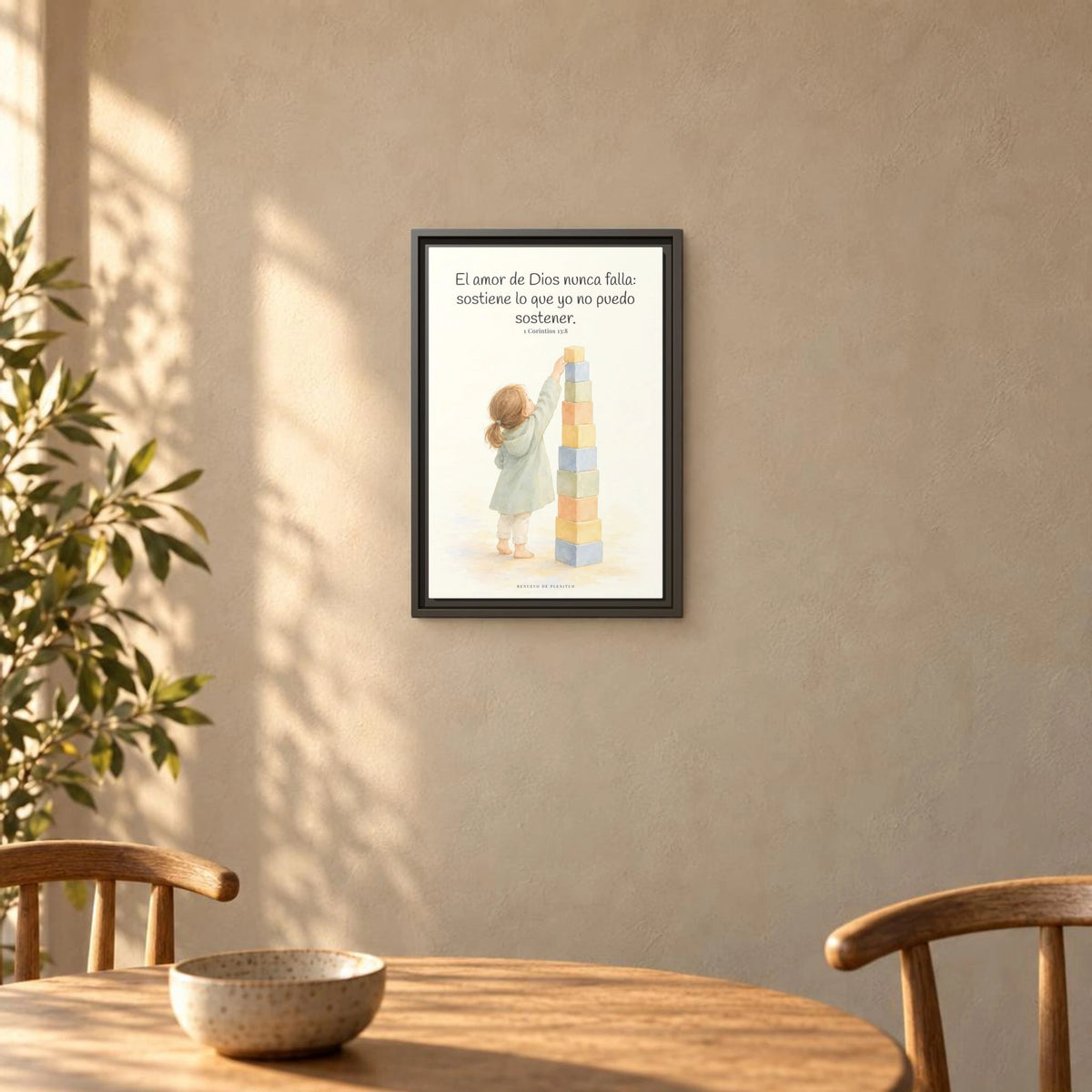 El amor de Dios nunca falla — Lienzo Cristiano Enmarcado | 1 Corintios 13:8 — 12×18 pulgadas, marco espresso, vista frontal ambiental, escala física calibrada