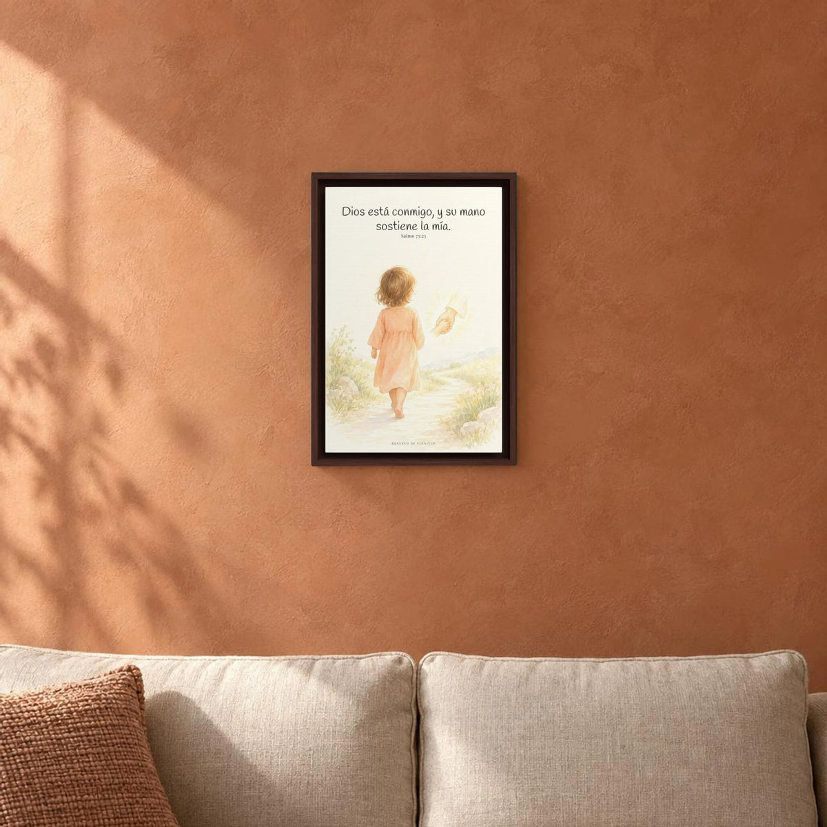 Nunca estoy solo | Cuadro bíblico para el hogar | Salmo 73:23 — 12×18 pulgadas, marco espresso, vista frontal ambiental, escala física calibrada