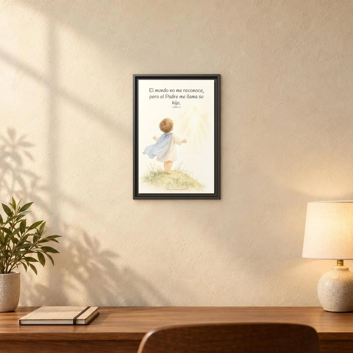 El Padre me conoce y aún así me llama suyo | Decoración de fe para pared | 1 Juan 3:1 — 12×18 pulgadas, marco espresso, vista frontal ambiental, escala física calibrada