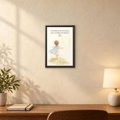 El Padre me conoce y aún así me llama suyo | Decoración de fe para pared | 1 Juan 3:1 — 12×18 pulgadas, marco espresso, vista frontal ambiental, escala física calibrada