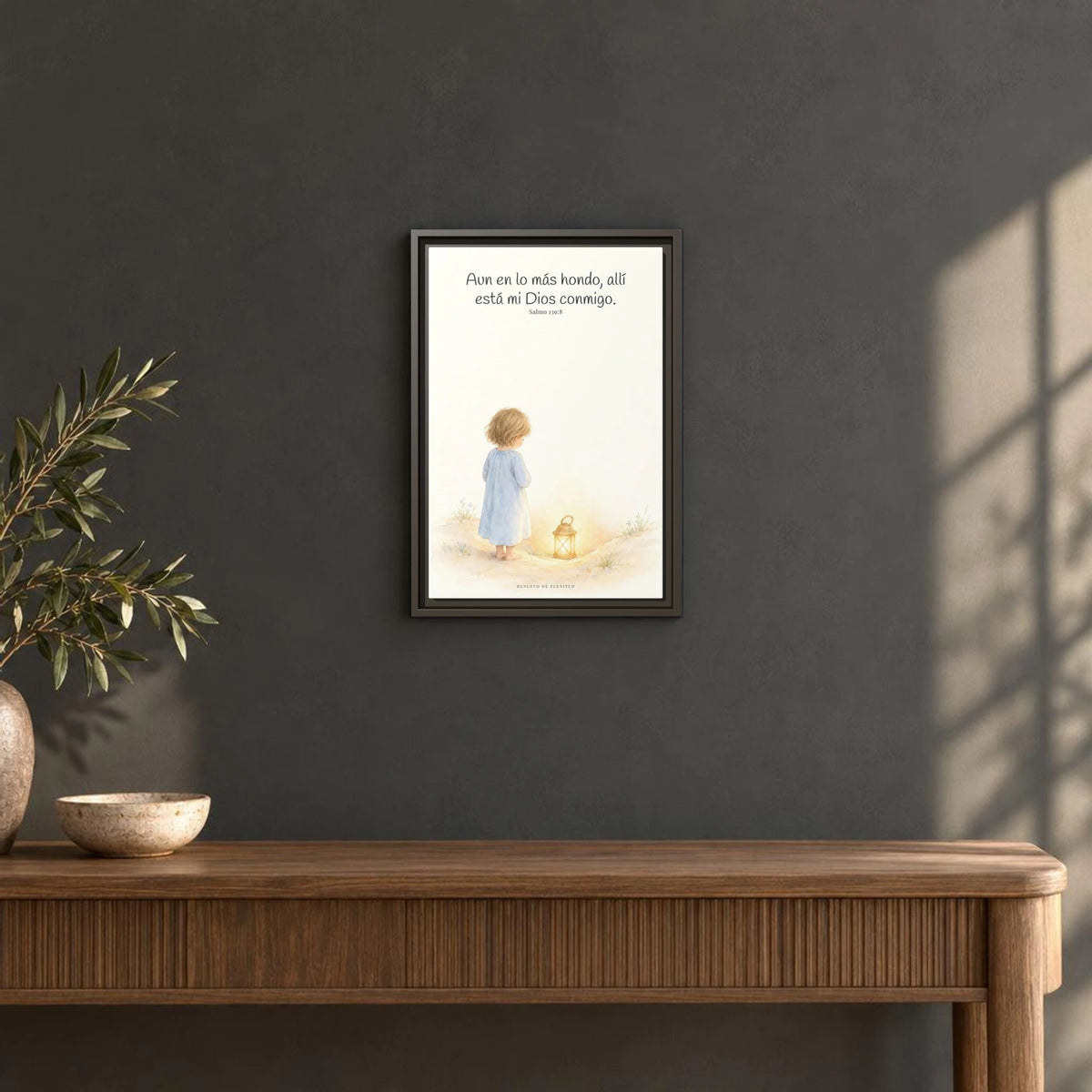 Aun en lo más hondo, allí está Dios — Lienzo Cristiano Enmarcado | Salmo 139:8 — 12×18 pulgadas, marco espresso, vista frontal ambiental, escala física calibrada
