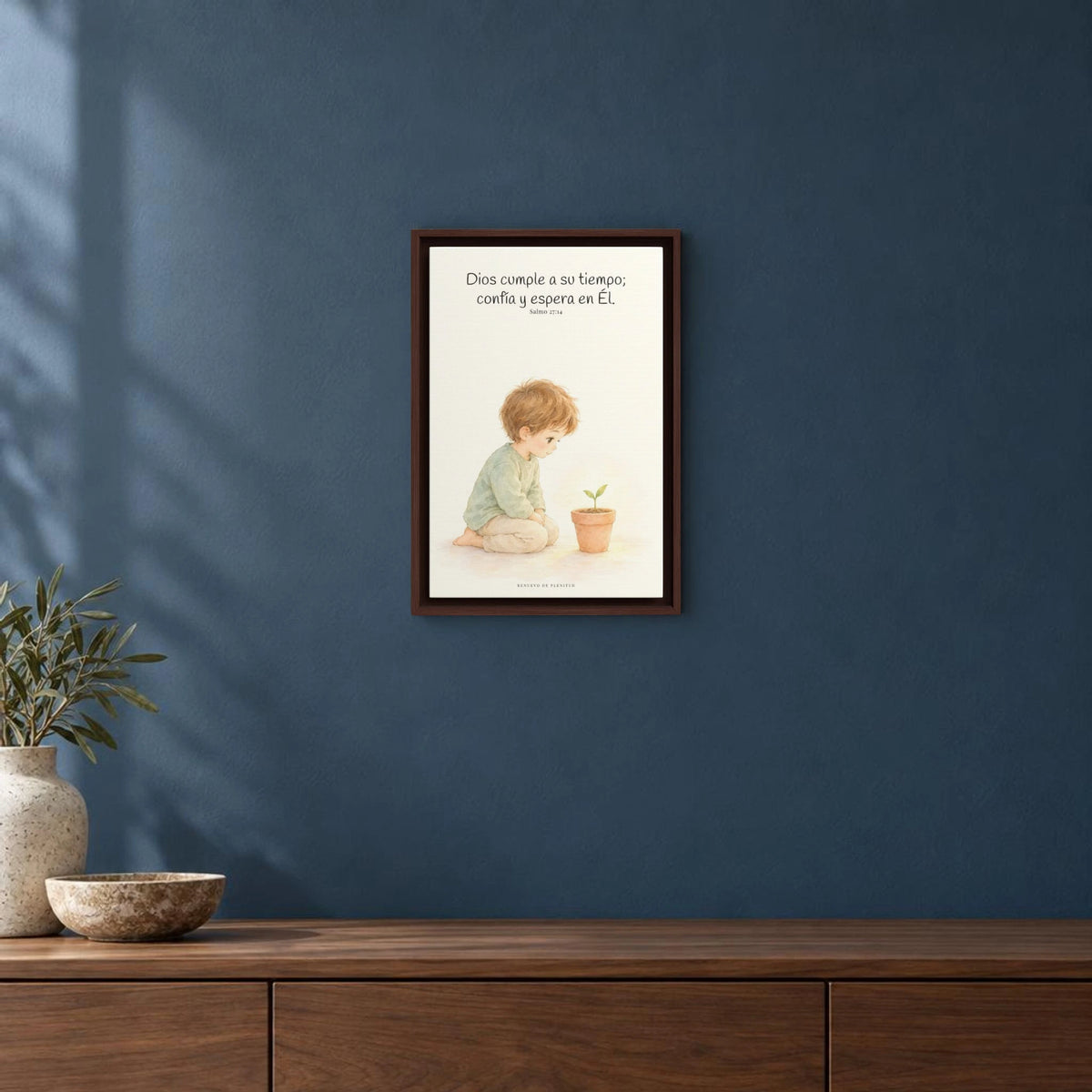 El Señor nunca llega tarde | Decoración cristiana enmarcada | Salmo 27:14 — 12×18 pulgadas, marco espresso, vista frontal ambiental, escala física calibrada