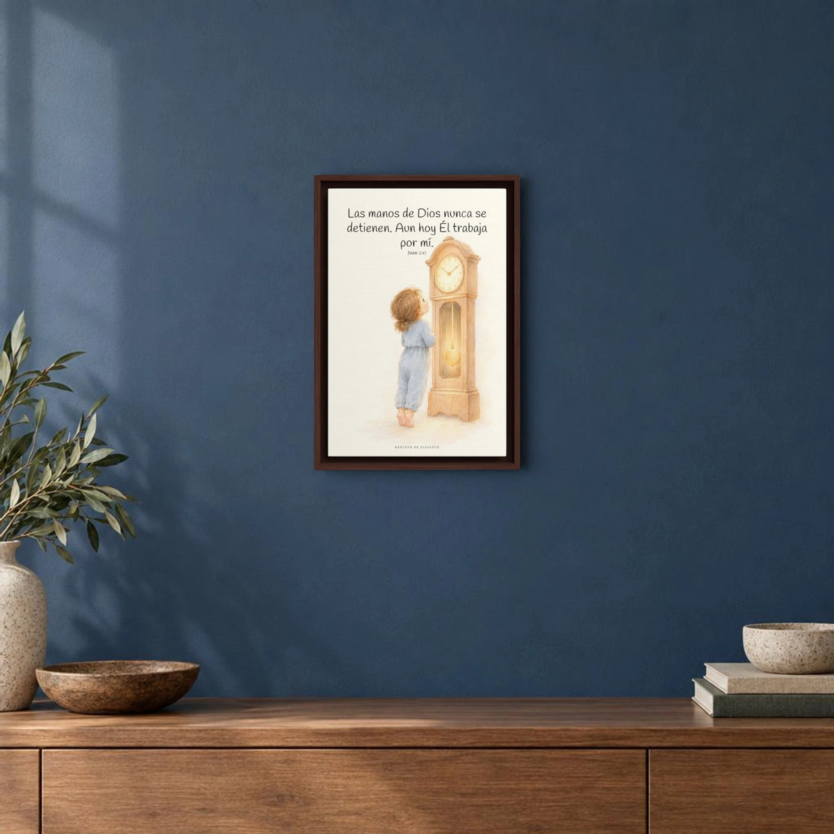 Las manos de Dios no se detienen por mí | Arte bíblico para pared | Juan 5:17 — 12×18 pulgadas, marco espresso, vista frontal ambiental, escala física calibrada