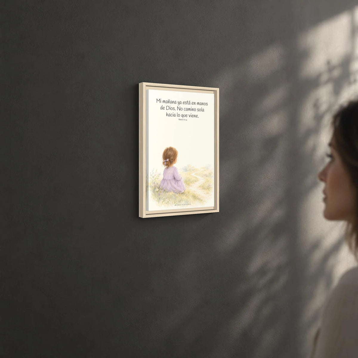 El Señor cuida del día que todavía no llega | Arte bíblico para pared | Mateo 6:34 — 12×18 pulgadas, marco natural, vista angular ambiental del marco flotante, escala física calibrada