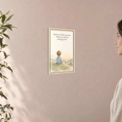 Bueno es Jehová para con todos — Lienzo Cristiano Enmarcado | Salmo 145:9 — 12×18 pulgadas, marco natural, vista angular ambiental del marco flotante, escala física calibrada