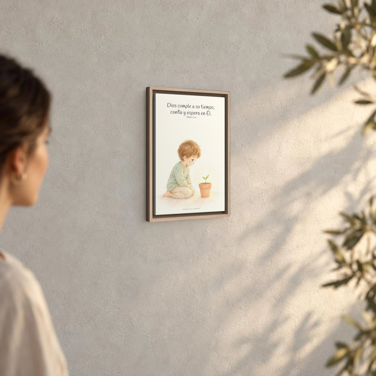 El Señor nunca llega tarde | Decoración cristiana enmarcada | Salmo 27:14 — 12×18 pulgadas, marco natural, vista angular ambiental del marco flotante, escala física calibrada