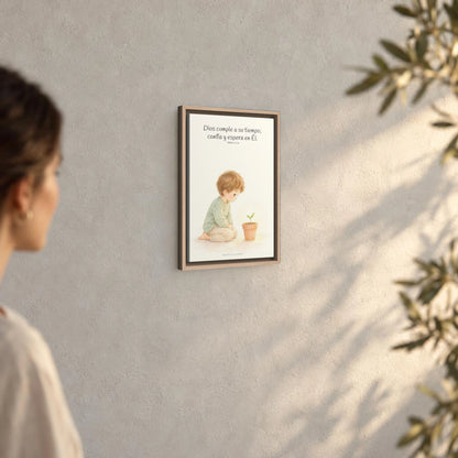 El Señor nunca llega tarde | Decoración cristiana enmarcada | Salmo 27:14 — 12×18 pulgadas, marco natural, vista angular ambiental del marco flotante, escala física calibrada