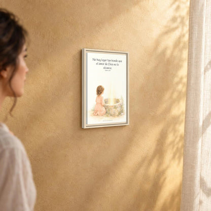 Su amor me alcanza donde yo no puedo | Cuadro de inspiración bíblica | Salmo 139:8 — 12×18 pulgadas, marco natural, vista angular ambiental del marco flotante, escala física calibrada