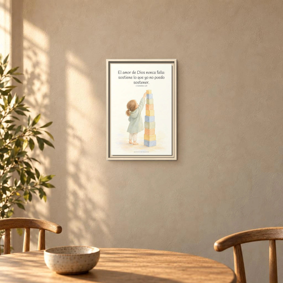 El amor de Dios nunca falla — Lienzo Cristiano Enmarcado | 1 Corintios 13:8 — 12×18 pulgadas, marco natural, vista frontal ambiental, escala física calibrada