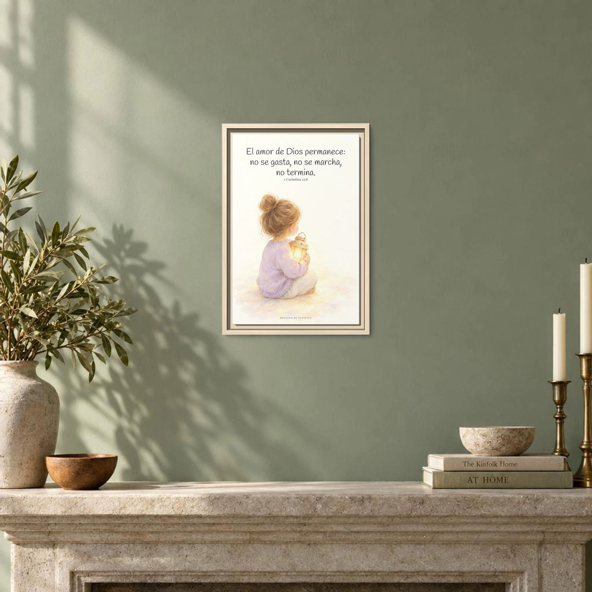 El amor de Dios permanece para siempre — Lienzo Cristiano Enmarcado | 1 Corintios 13:8 — 12×18 pulgadas, marco natural, vista frontal ambiental, escala física calibrada