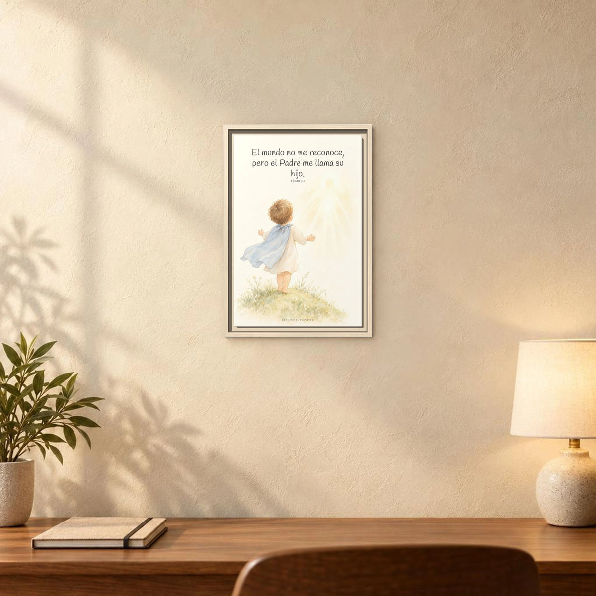 El Padre me conoce y aún así me llama suyo | Decoración de fe para pared | 1 Juan 3:1 — 12×18 pulgadas, marco natural, vista frontal ambiental, escala física calibrada