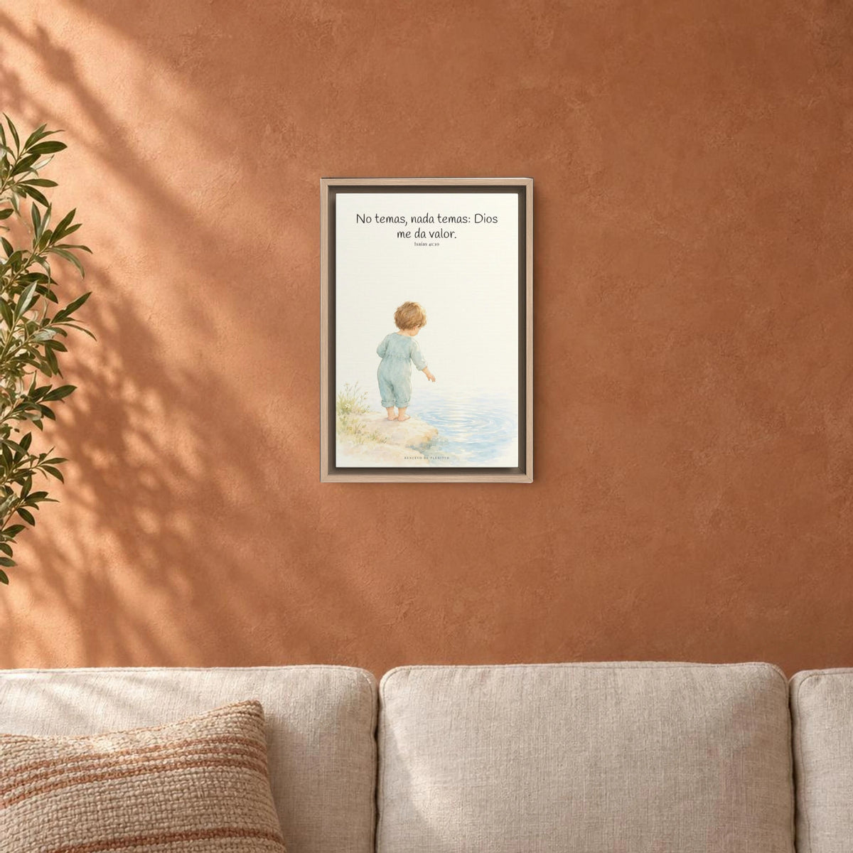 Dios me da valor cuando tiemblo | Arte bíblico para pared | Isaías 41:10 — 12×18 pulgadas, marco natural, vista frontal ambiental, escala física calibrada