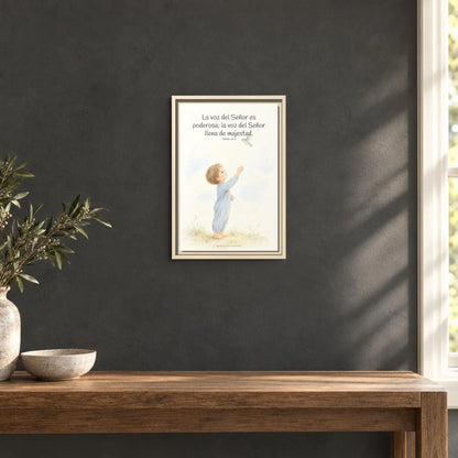 La voz de Jehová es poderosa y llena de majestad — Lienzo Cristiano Enmarcado | Salmo 29:4 — 12×18 pulgadas, marco natural, vista frontal ambiental, escala física calibrada