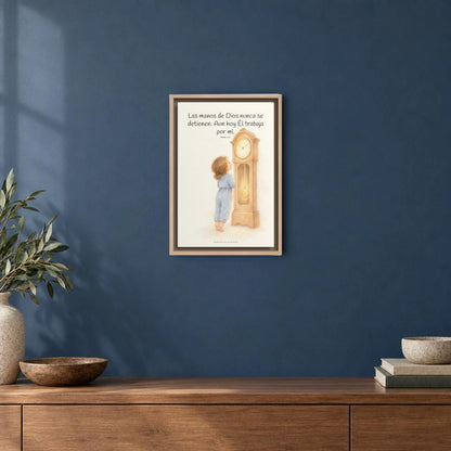 Las manos de Dios no se detienen por mí | Arte bíblico para pared | Juan 5:17 — 12×18 pulgadas, marco natural, vista frontal ambiental, escala física calibrada