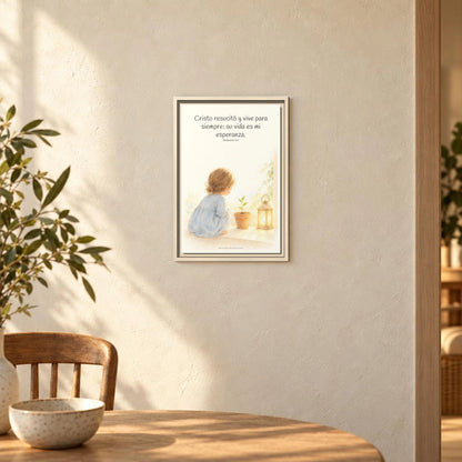 Cristo vive para siempre y nunca más muere — Lienzo Cristiano Enmarcado | Romanos 6:9 — 12×18 pulgadas, marco natural, vista frontal ambiental, escala física calibrada