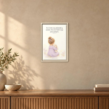 Soy hija amada de Dios en Cristo — Lienzo Cristiano Enmarcado | Efesios 1:4-5 — 12×18 pulgadas, marco natural, vista frontal ambiental, escala física calibrada