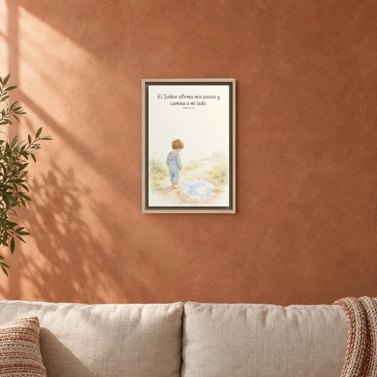 Dios camina a mi lado | Lienzo cristiano decorativo | Salmo 37:23 — 12×18 pulgadas, marco natural, vista frontal ambiental, escala física calibrada
