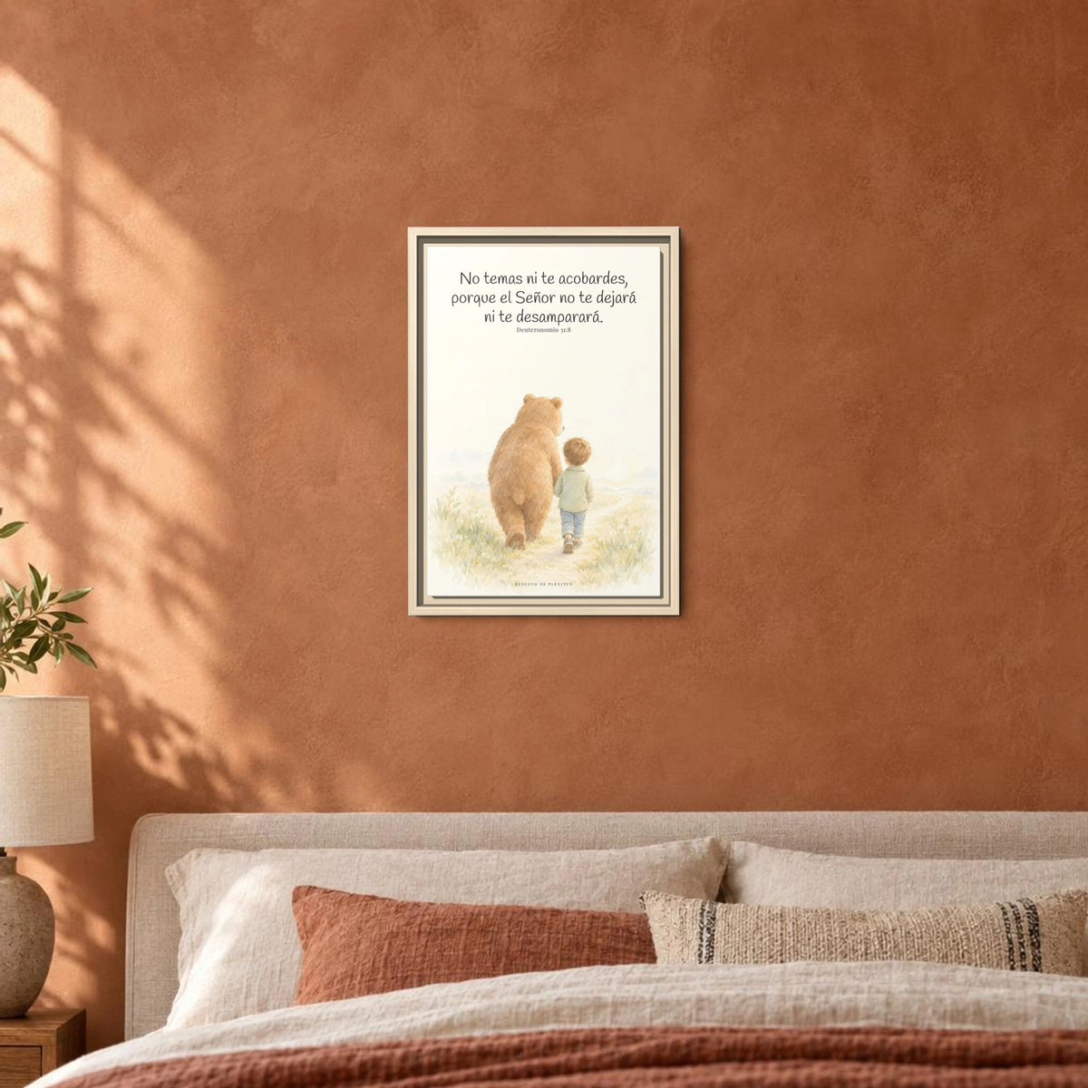 El Señor no te dejará solo — Lienzo Cristiano Enmarcado | Deuteronomio 31:8 — 12×18 pulgadas, marco natural, vista frontal ambiental, escala física calibrada