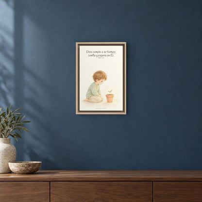 El Señor nunca llega tarde | Decoración cristiana enmarcada | Salmo 27:14 — 12×18 pulgadas, marco natural, vista frontal ambiental, escala física calibrada