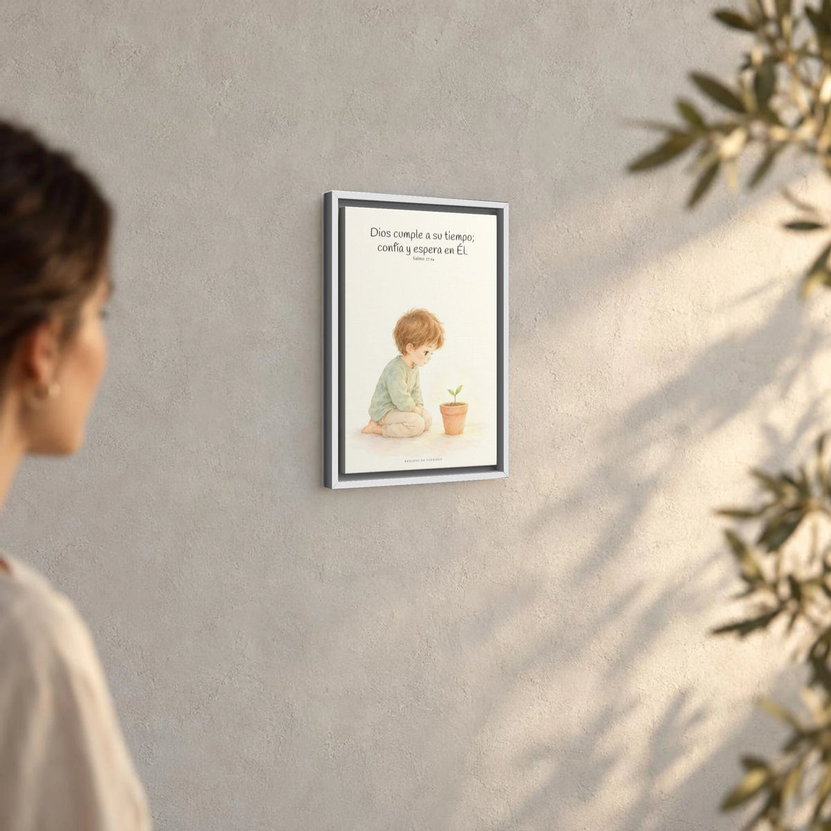 El Señor nunca llega tarde | Decoración cristiana enmarcada | Salmo 27:14 — 12×18 pulgadas, marco blanco, vista angular ambiental del marco flotante, escala física calibrada