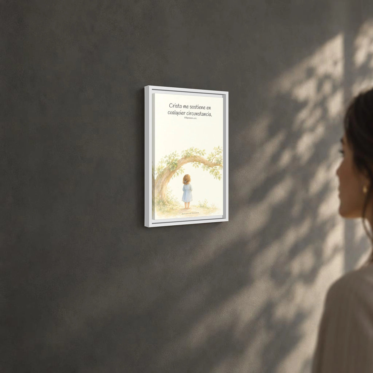 Cristo me sostiene en cualquier circunstancia — Lienzo Cristiano Enmarcado | Filipenses 4:13 — 12×18 pulgadas, marco blanco, vista angular ambiental del marco flotante, escala física calibrada