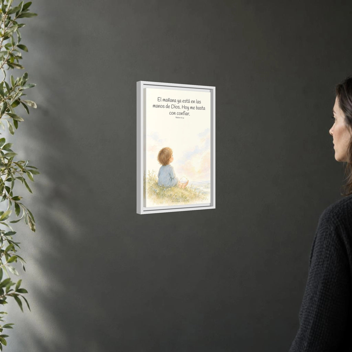 El mañana ya está en las manos de Dios — Lienzo Cristiano Enmarcado | Mateo 6:34 — 12×18 pulgadas, marco blanco, vista angular ambiental del marco flotante, escala física calibrada