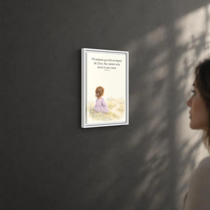 El Señor cuida del día que todavía no llega | Arte bíblico para pared | Mateo 6:34 — 12×18 pulgadas, marco blanco, vista angular ambiental del marco flotante, escala física calibrada