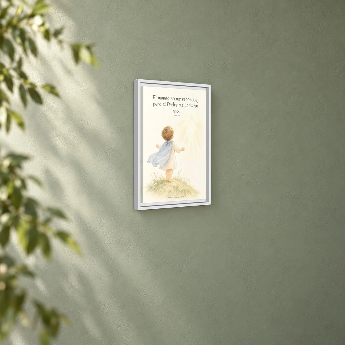 El Padre me conoce y aún así me llama suyo | Decoración de fe para pared | 1 Juan 3:1 — 12×18 pulgadas, marco blanco, vista angular ambiental del marco flotante, escala física calibrada