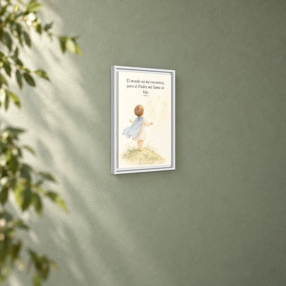El Padre me conoce y aún así me llama suyo | Decoración de fe para pared | 1 Juan 3:1 — 12×18 pulgadas, marco blanco, vista angular ambiental del marco flotante, escala física calibrada