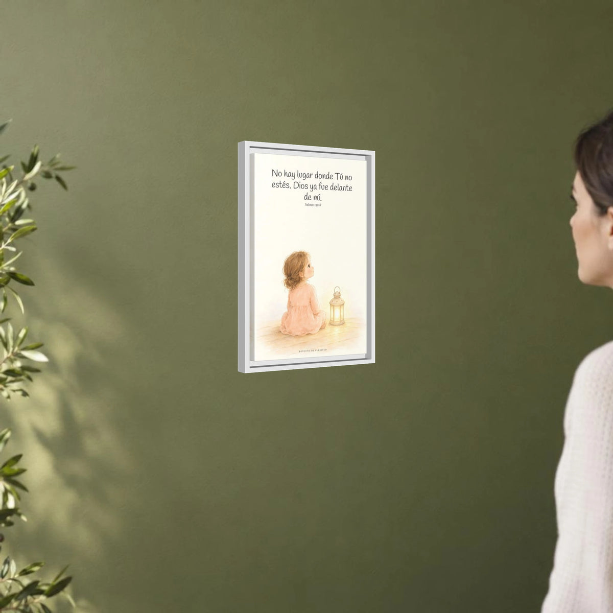 Si en las tinieblas me acuesto, allí estás Tú — Lienzo Cristiano Enmarcado | Salmo 139:8 — 12×18 pulgadas, marco blanco, vista angular ambiental del marco flotante, escala física calibrada