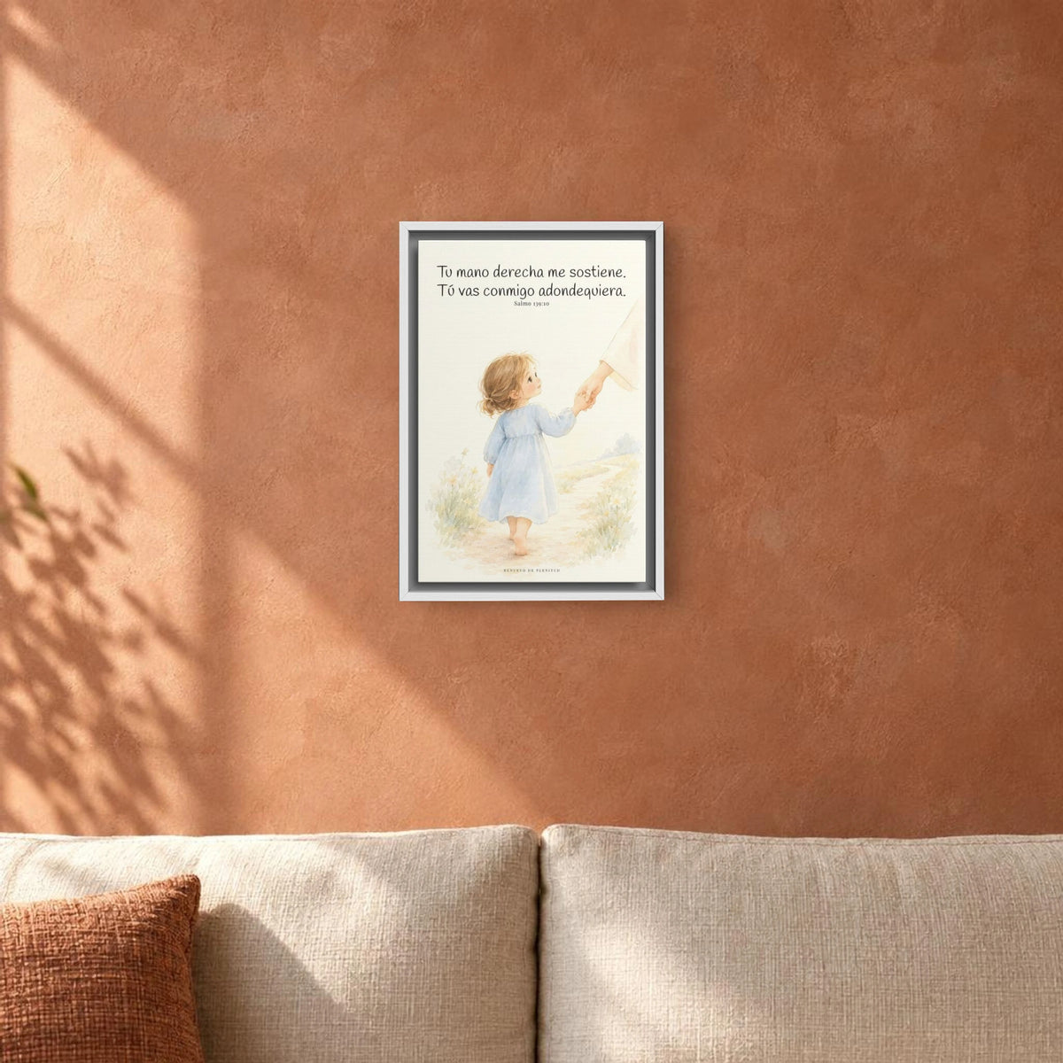 Tu mano me guía por el camino | Lienzo cristiano decorativo | Salmo 139:10 — 12×18 pulgadas, marco blanco, vista frontal ambiental, escala física calibrada