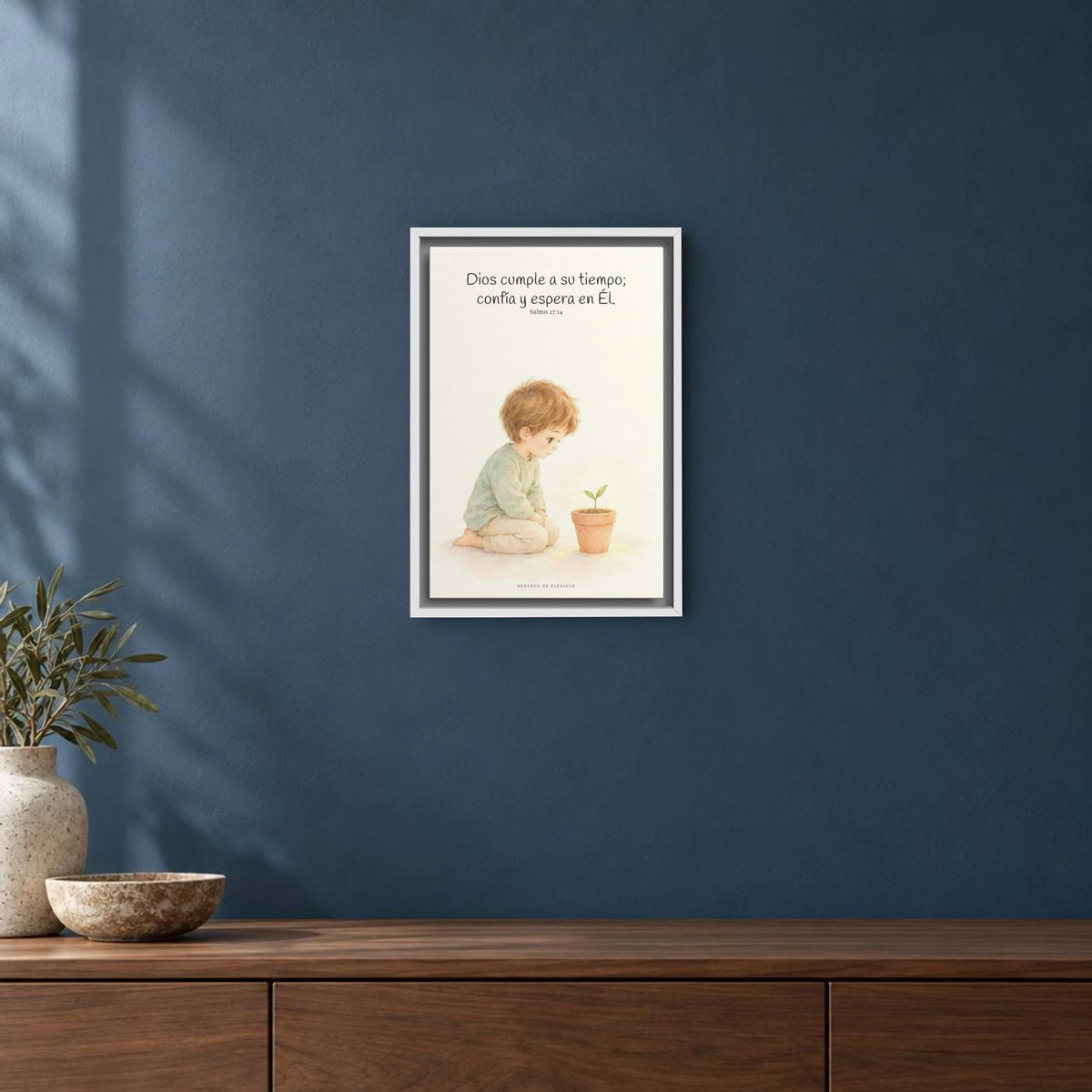 El Señor nunca llega tarde | Decoración cristiana enmarcada | Salmo 27:14 — 12×18 pulgadas, marco blanco, vista frontal ambiental, escala física calibrada