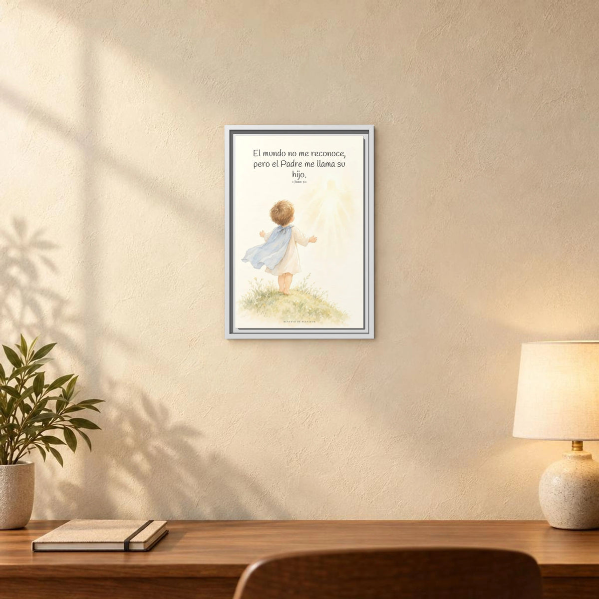 El Padre me conoce y aún así me llama suyo | Decoración de fe para pared | 1 Juan 3:1 — 12×18 pulgadas, marco blanco, vista frontal ambiental, escala física calibrada