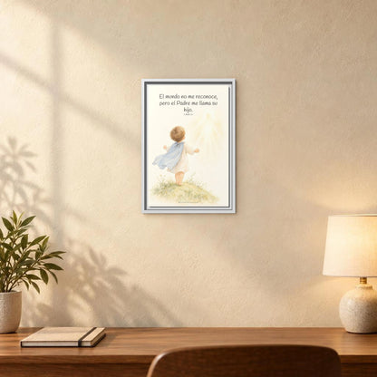 El Padre me conoce y aún así me llama suyo | Decoración de fe para pared | 1 Juan 3:1 — 12×18 pulgadas, marco blanco, vista frontal ambiental, escala física calibrada