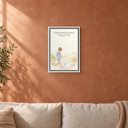 Dios camina a mi lado | Lienzo cristiano decorativo | Salmo 37:23 — 12×18 pulgadas, marco blanco, vista frontal ambiental, escala física calibrada