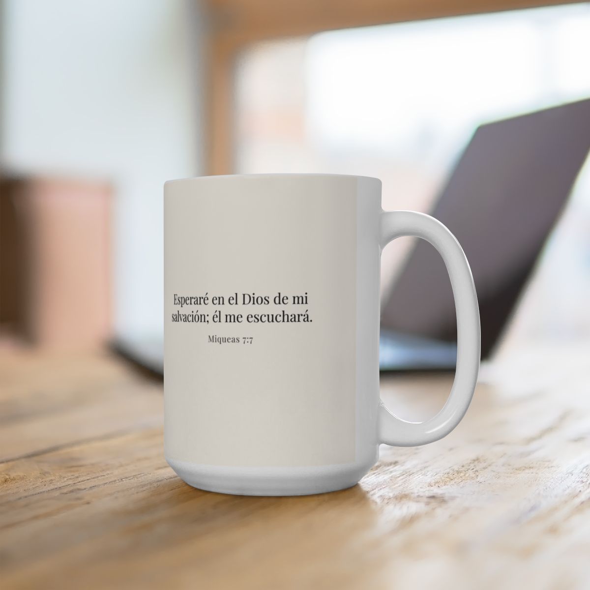 Esperaré en el Dios de mi salvación | Taza cristiana con frase devocional | Miqueas 7:7 — 15 oz · Contexto 1
