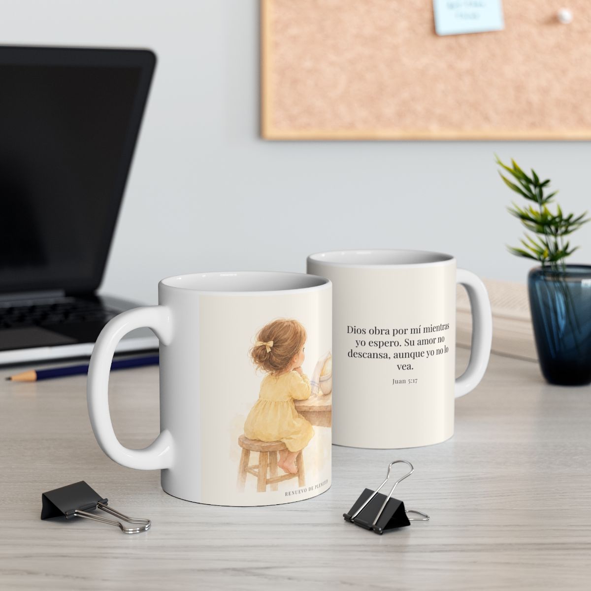 Dios obra por mí mientras yo espero | Taza cristiana con frase devocional | Juan 5:17 — 15 oz · Contexto 2