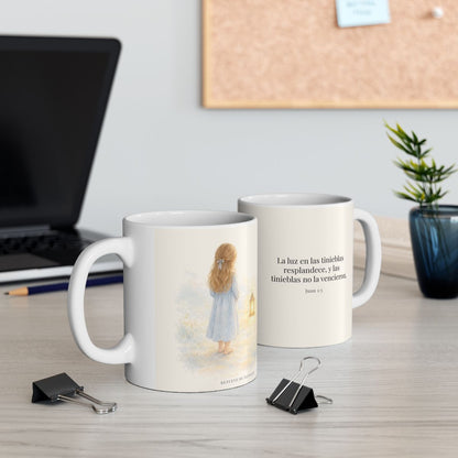 La luz de Dios brilla en mis tinieblas | Taza devocional ilustrada | Juan 1:5 — 15 oz · Contexto 2