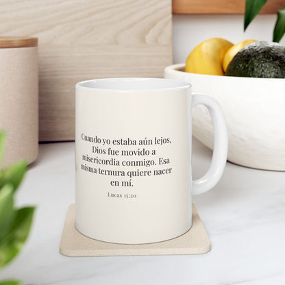 Dios es movido a misericordia | Taza cristiana con frase devocional | Lucas 15:20 — 15 oz · Contexto 4