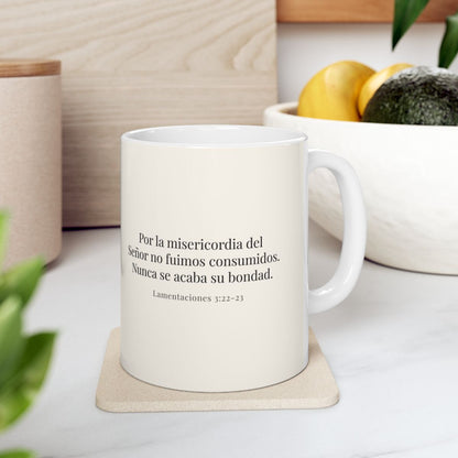 Nunca se acaba la misericordia de Dios | Taza devocional ilustrada | Lamentaciones 3:22-23 — 15 oz · Contexto 4